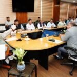मुख्यमंत्री पुष्कर सिंह धामी से राज्य में आपदा से हुए नुकसान का जायजा लेने आई भारत सरकार की अन्तर-मंत्रालयी टीम ने भेंट की